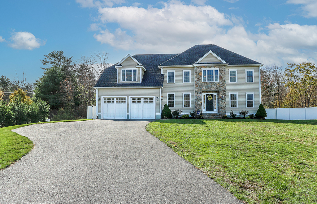 Front Exterior Photograph of 2 Lincoln Hill Way, Foxboro MA