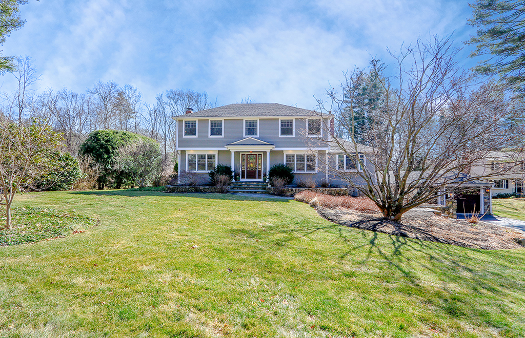 Front exterior photograph of 3 Lakewood Drive in Medfield MA